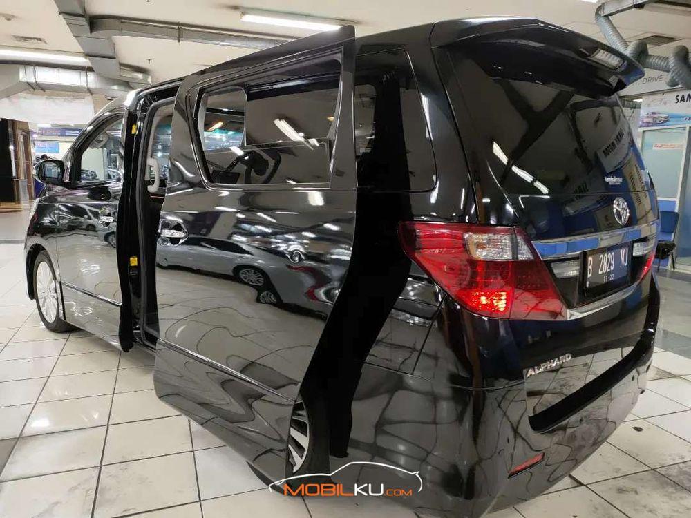 Mobil Toyota Alphard 2012