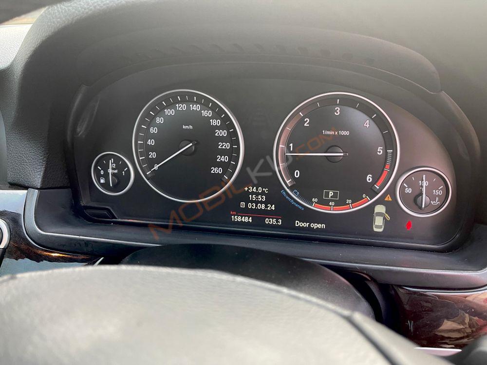 Mobil BMW 5 Series 2013