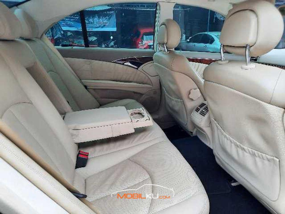 Mobil Mercedes-Benz E-Class 2004