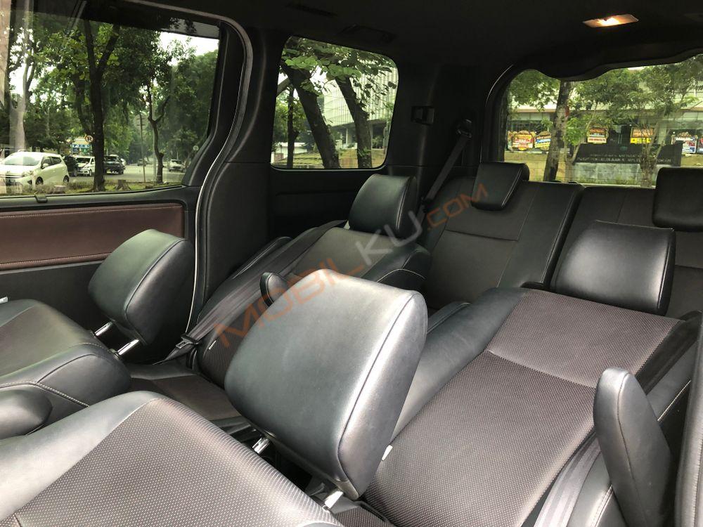 Mobil Toyota Voxy 2018