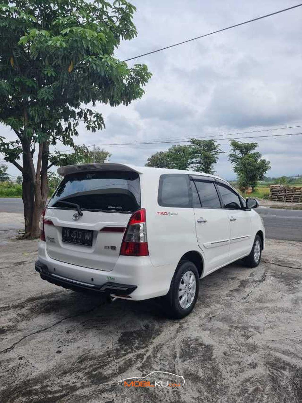 Mobil Toyota Kijang Innova 2014
