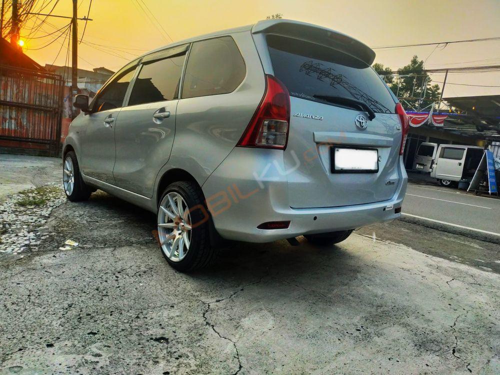 Mobil Toyota Avanza 2012