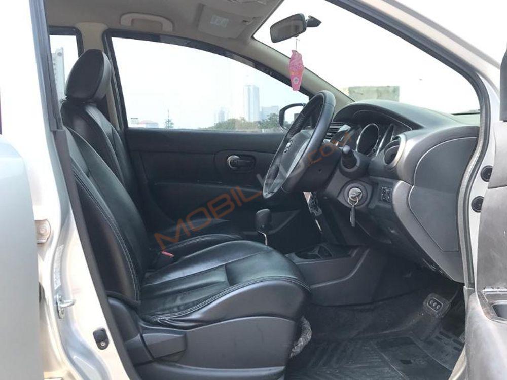 Mobil Nissan Grand Livina 2017