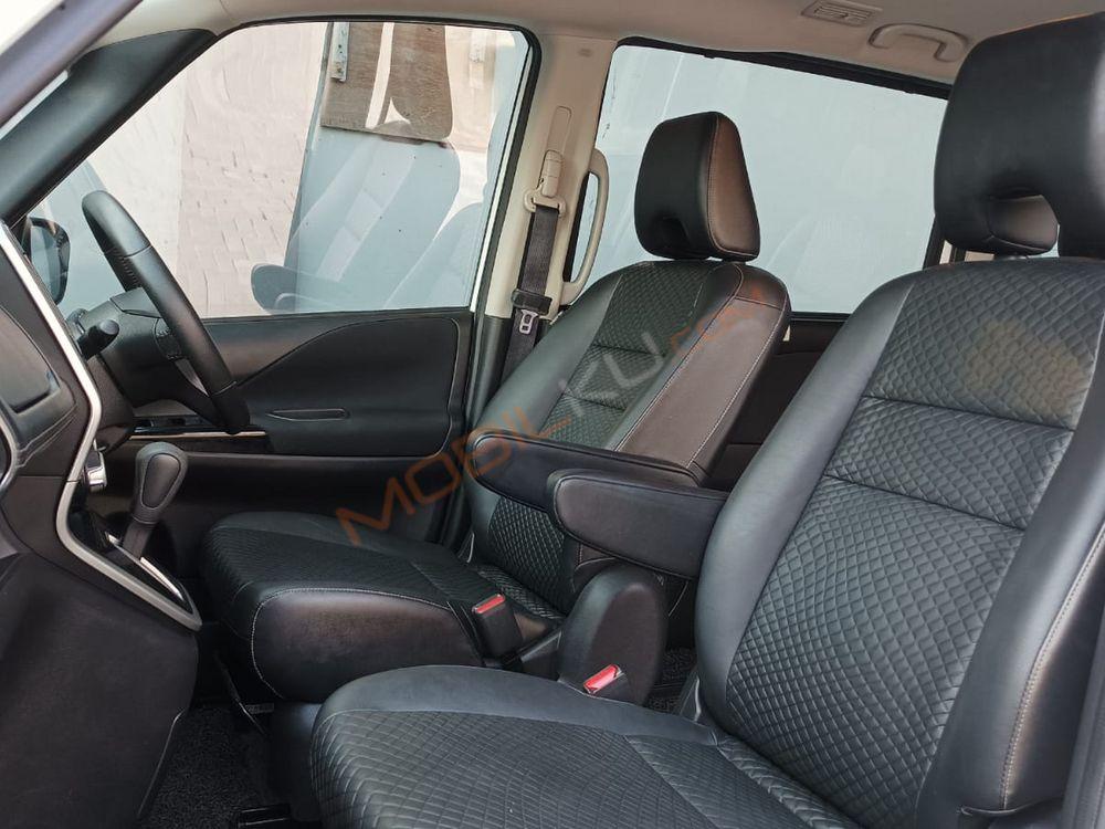 Mobil Nissan Serena 2019