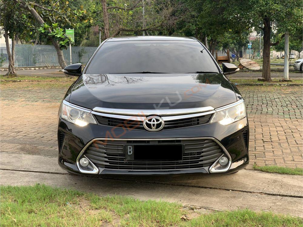 Mobil Toyota Camry 2015