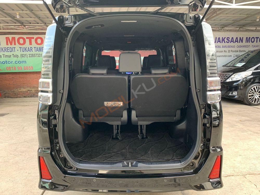 Mobil Toyota Voxy 2018