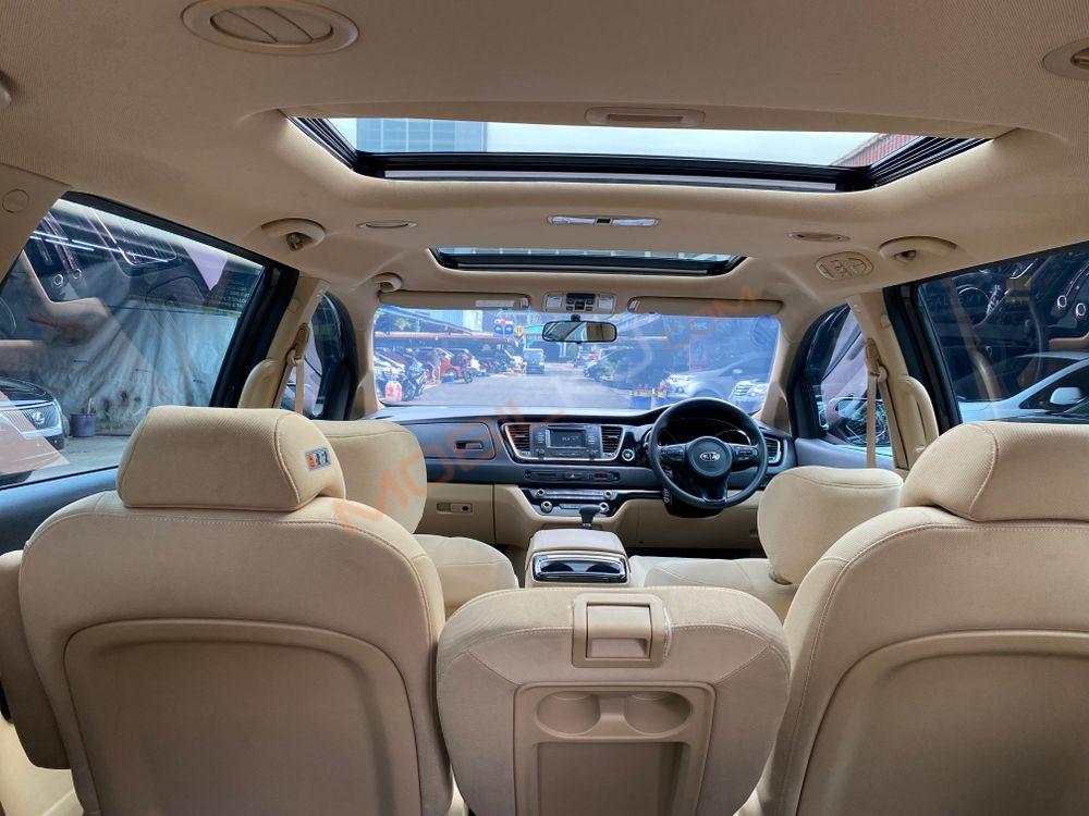 Mobil Kia Sedona 2017