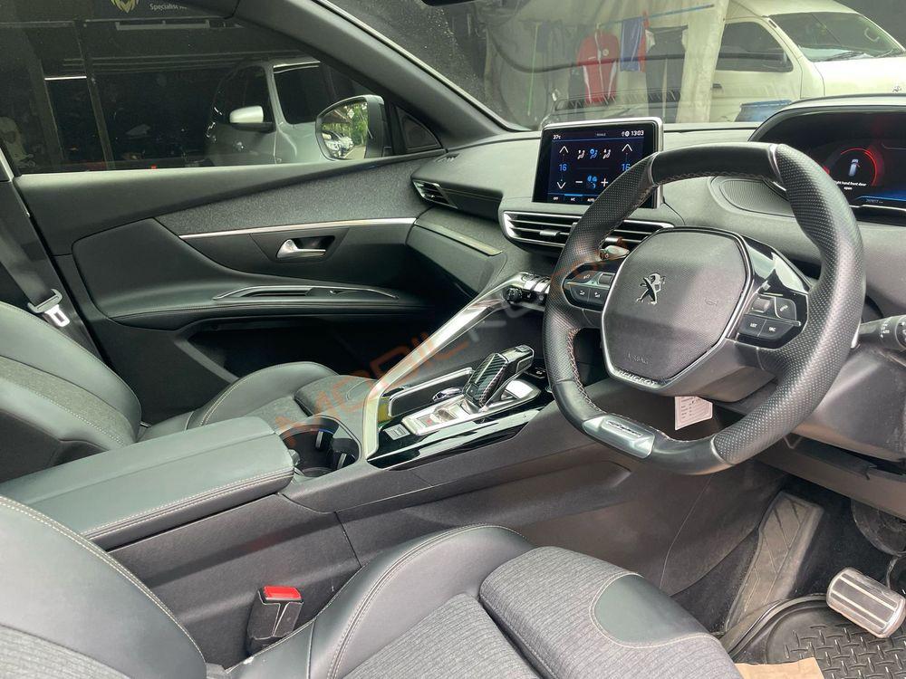 Mobil Peugeot 5008 2019