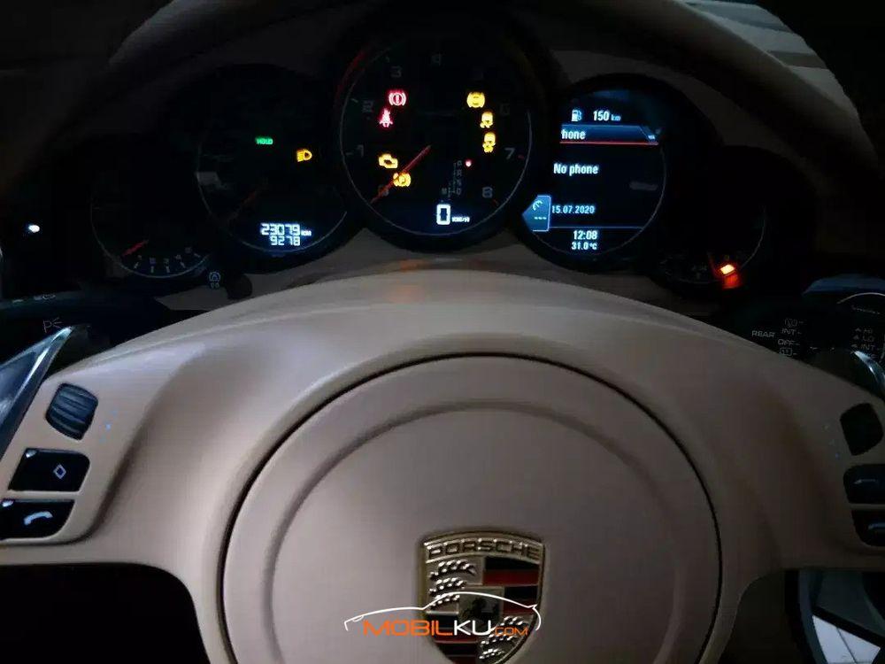 Mobil Porsche Panamera 2012