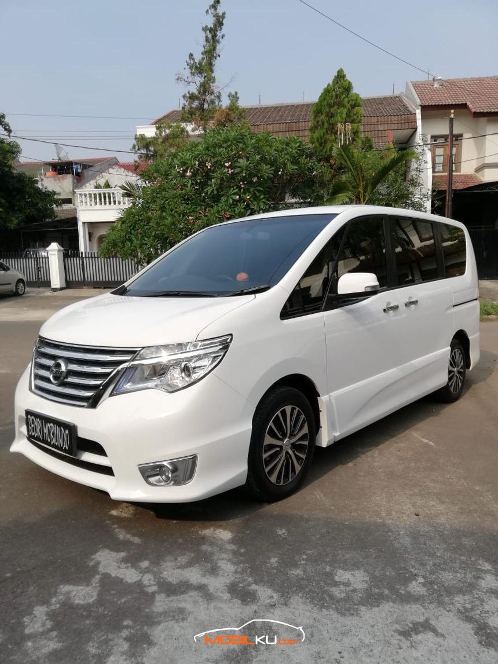 Mobil Nissan Serena 2016