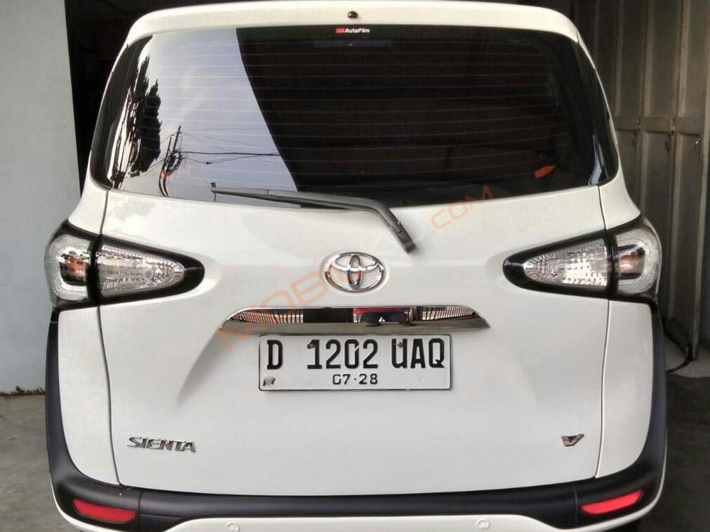 Mobil Toyota Sienta 2018