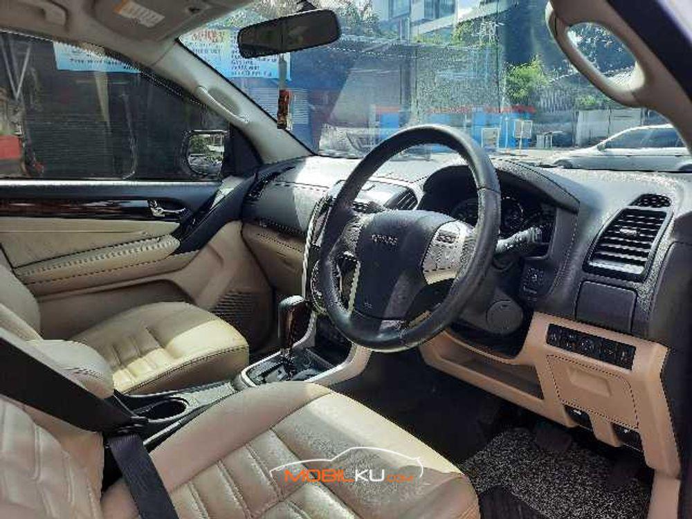 Mobil Isuzu MU-X 2017