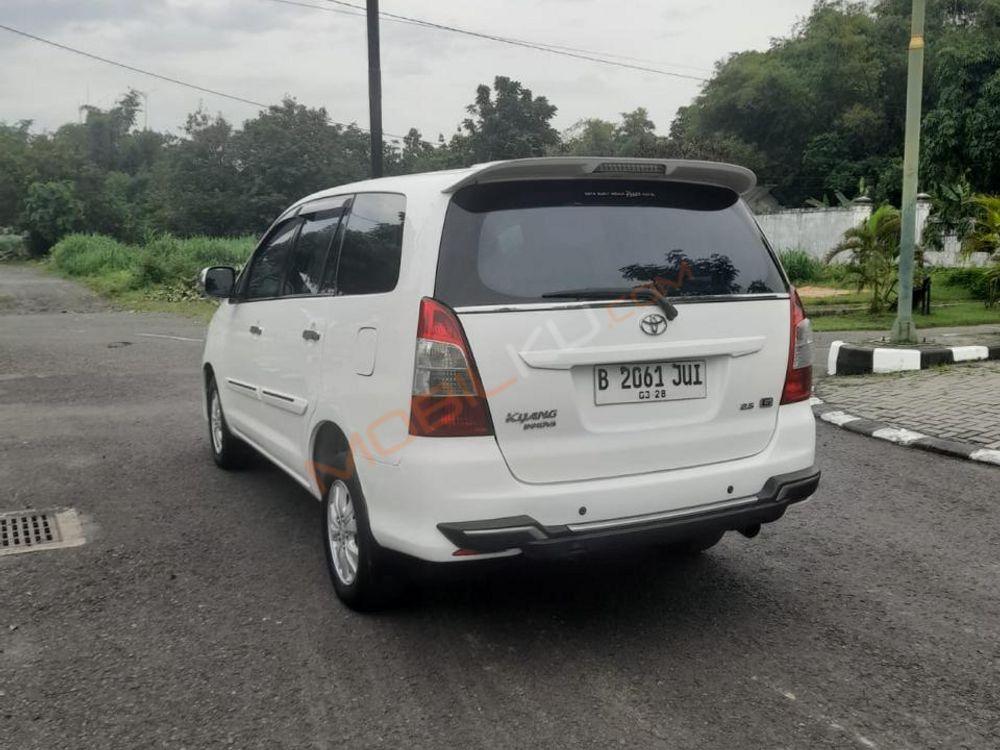 Mobil Toyota Kijang Innova 2013