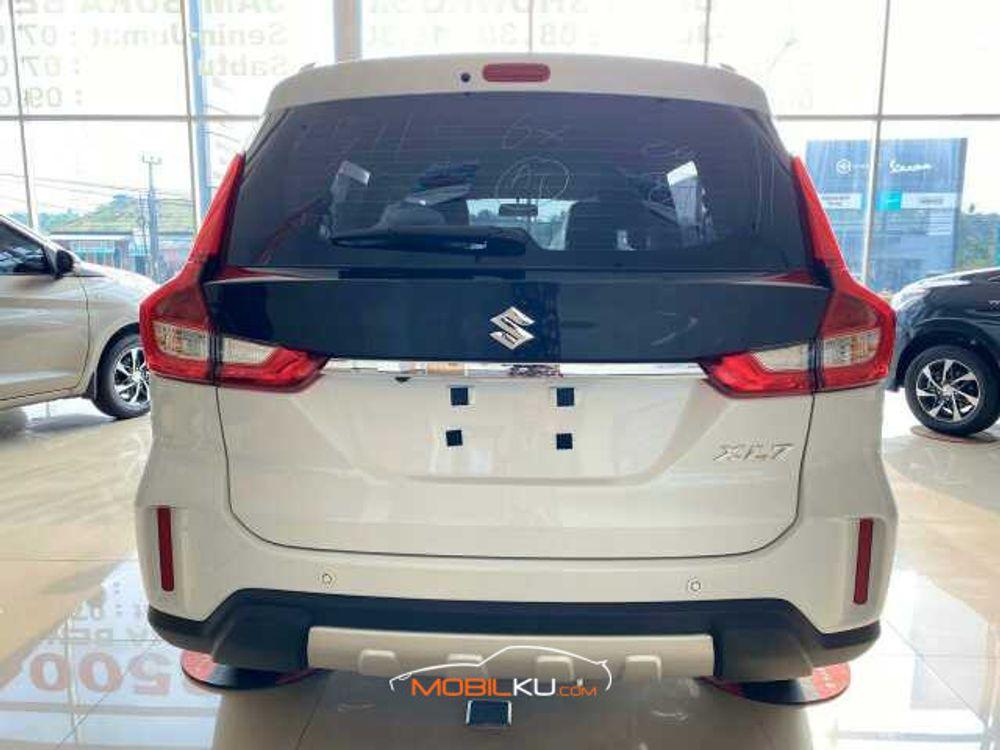 Mobil Suzuki XL7 2020