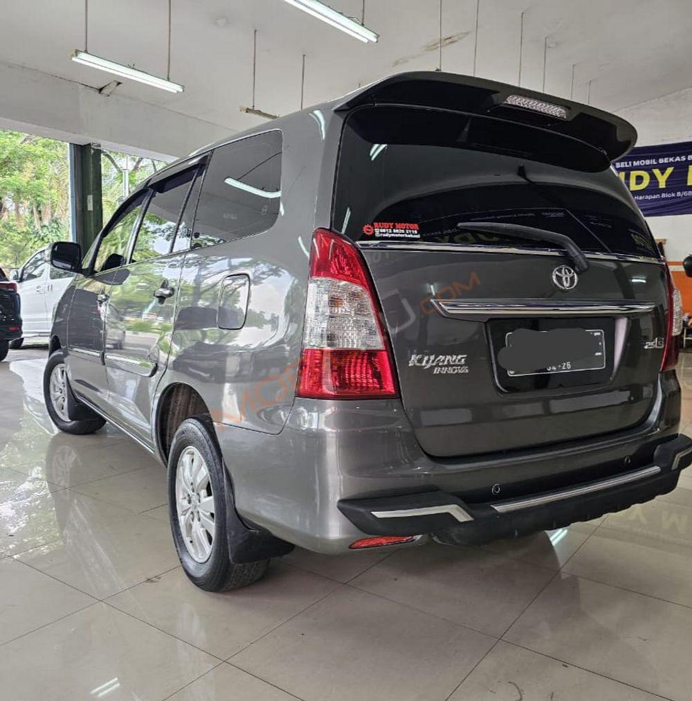 Mobil Toyota Kijang Innova 2012