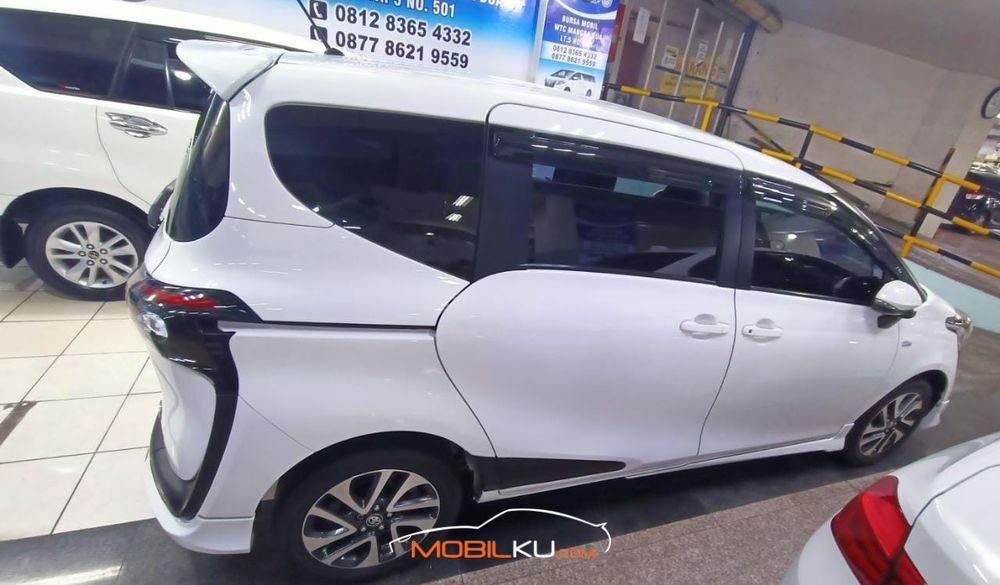 Mobil Toyota Sienta 2019