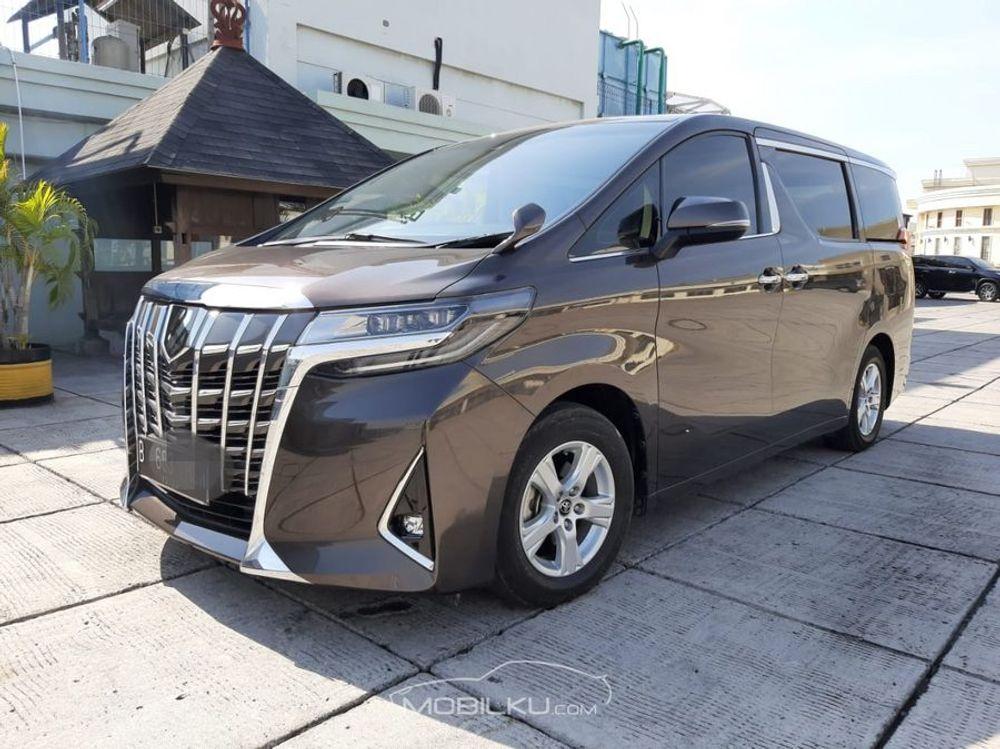 Mobil Toyota Alphard 2018