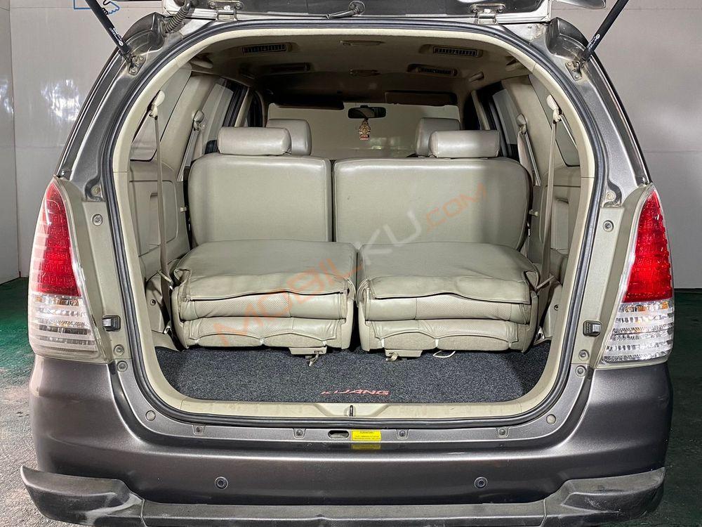 Mobil Toyota Kijang Innova 2010