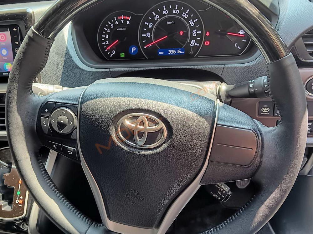 Mobil Toyota Voxy 2021