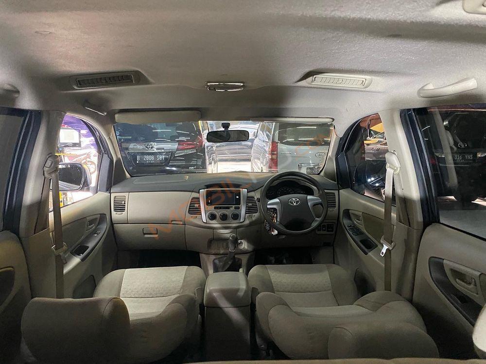 Mobil Toyota Kijang Innova 2013