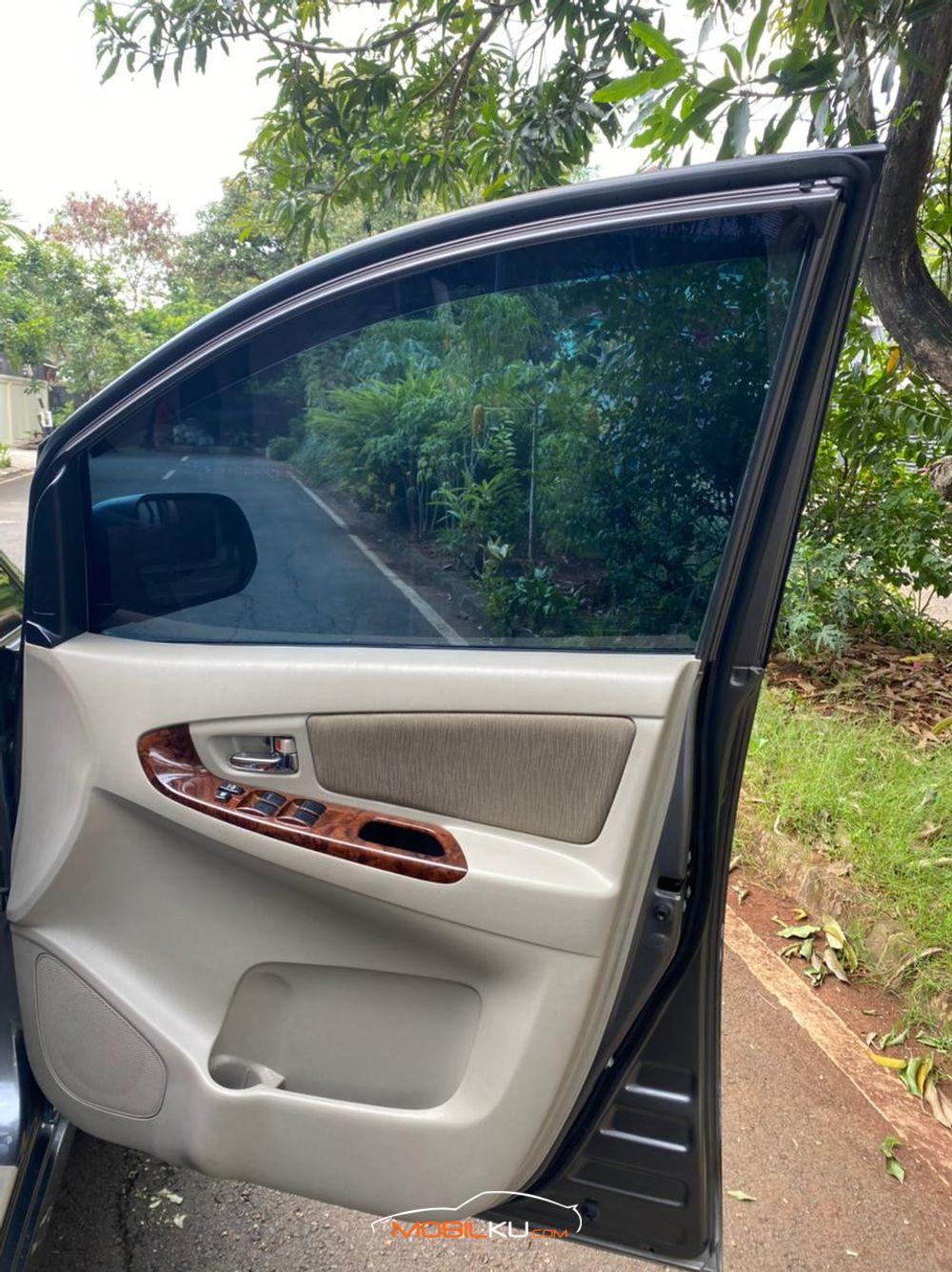 Mobil Toyota Kijang Innova 2014