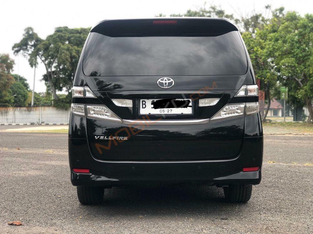 Mobil Toyota Vellfire 2010