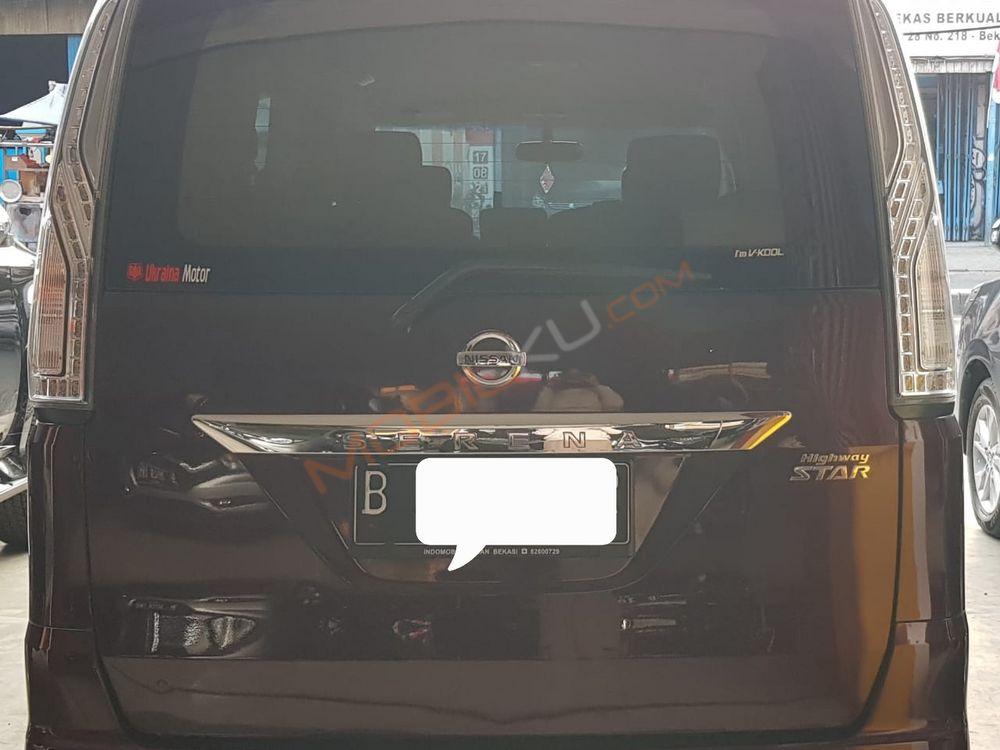 Mobil Nissan Serena 2015