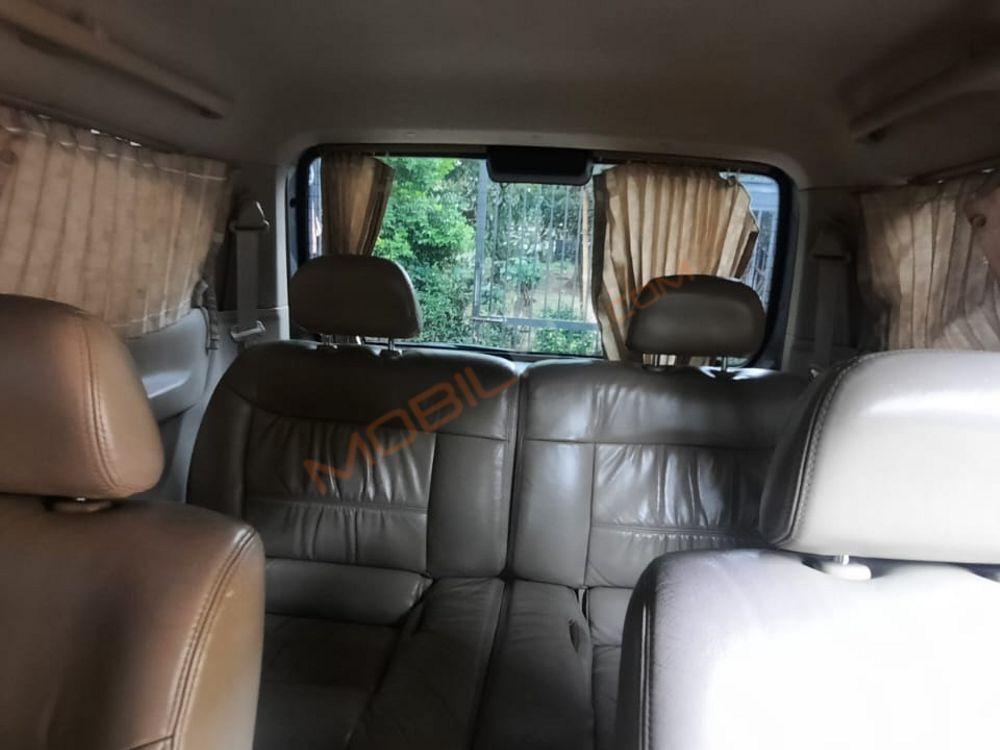 Mobil Nissan Serena 2012