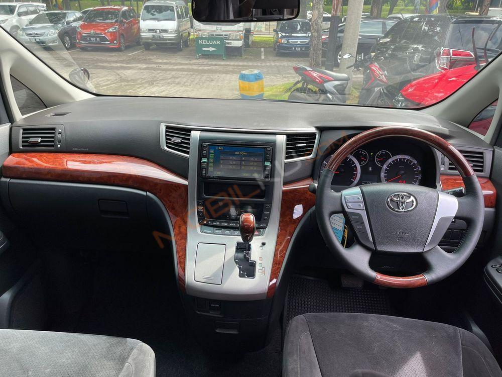 Mobil Toyota Alphard 2011