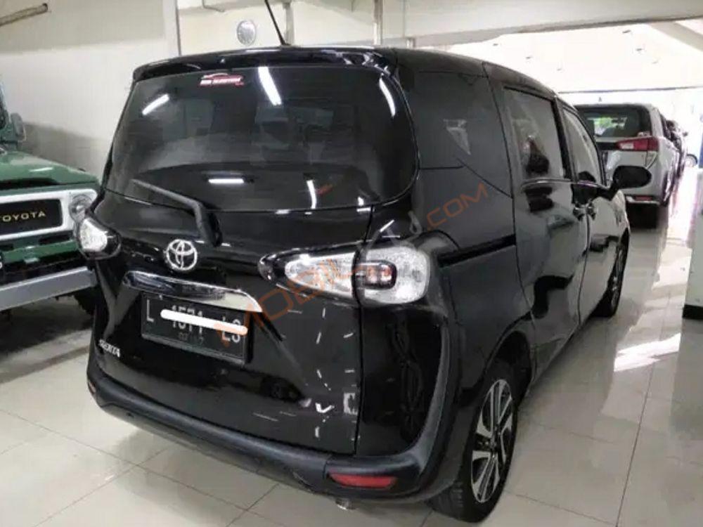 Mobil Toyota Sienta 2016