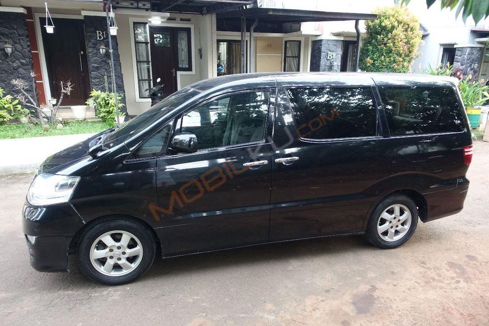 Mobil Toyota Alphard 2005