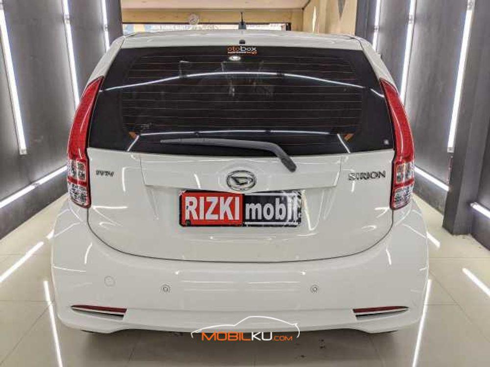 Mobil Daihatsu Sirion 2013