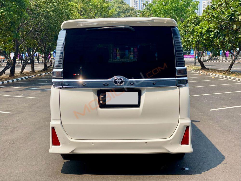 Mobil Toyota Voxy 2019