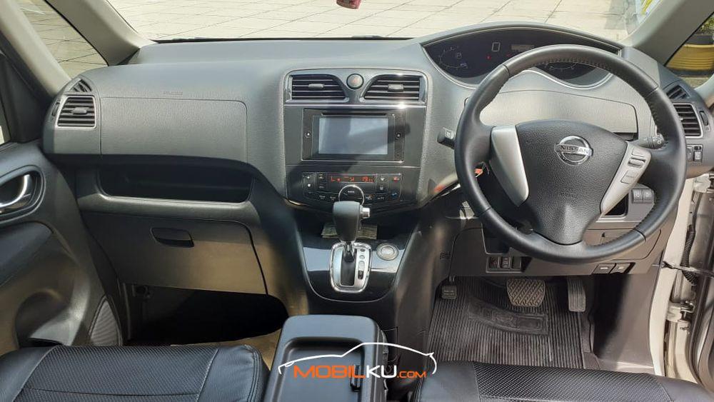 Mobil Nissan Serena 2015