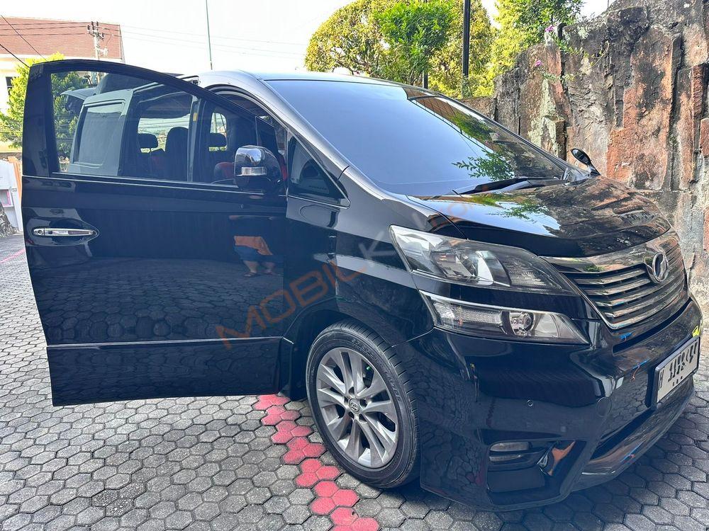 Mobil Toyota Vellfire 2010