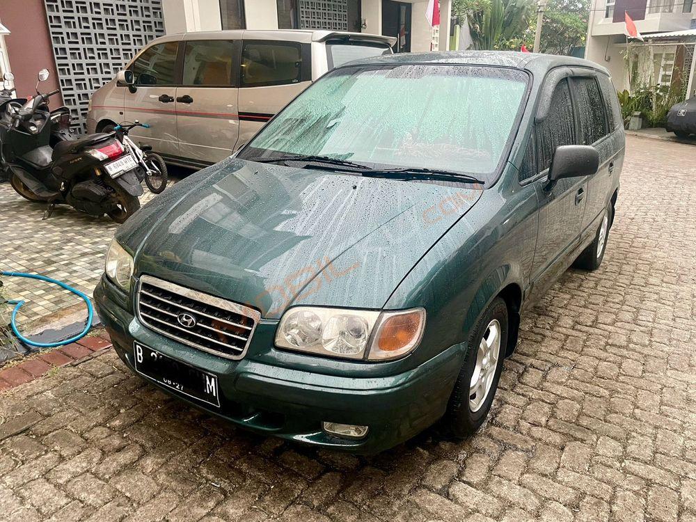 Mobil Hyundai Trajet 2001