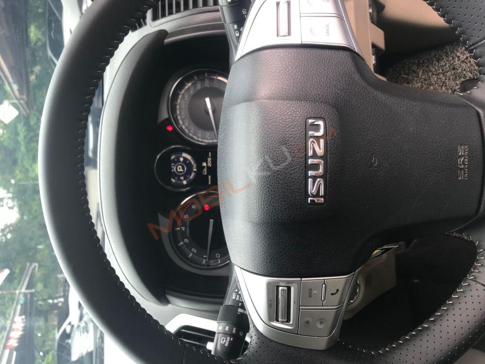 Mobil Isuzu MU-X 2017