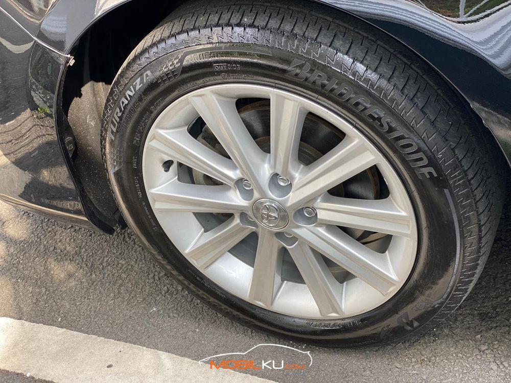 Mobil Toyota Camry 2014