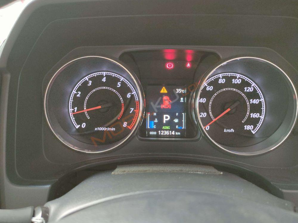 Mobil Mitsubishi Delica 2015