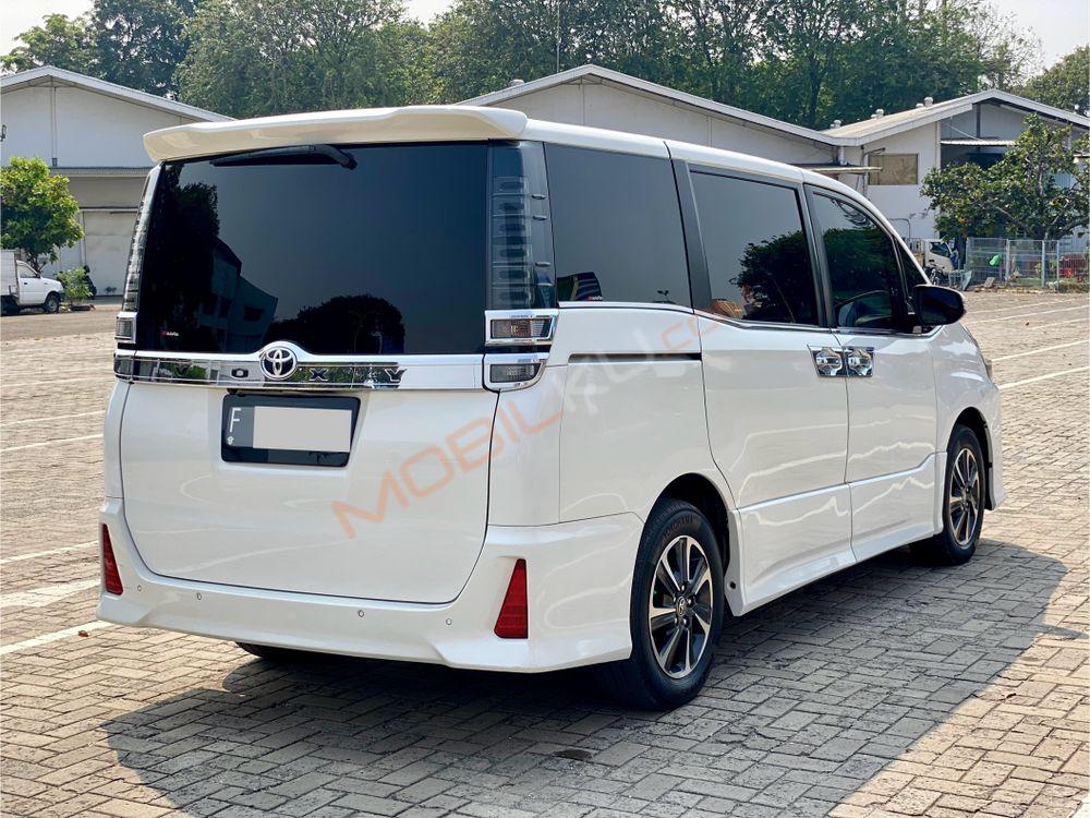 Mobil Toyota Voxy 2019