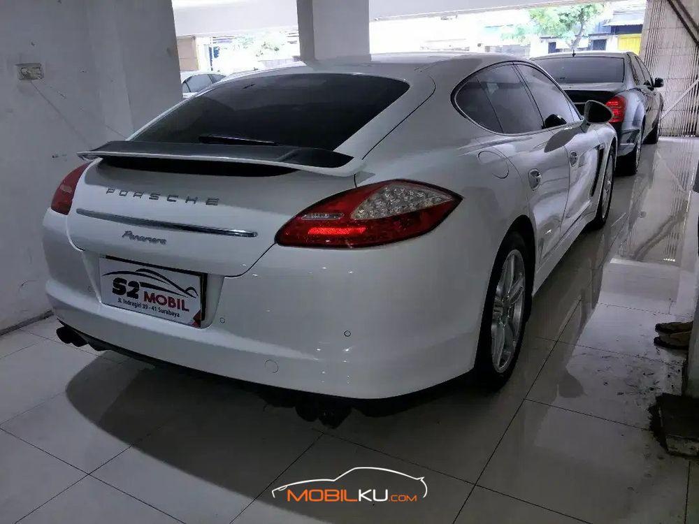 Mobil Porsche Panamera 2012