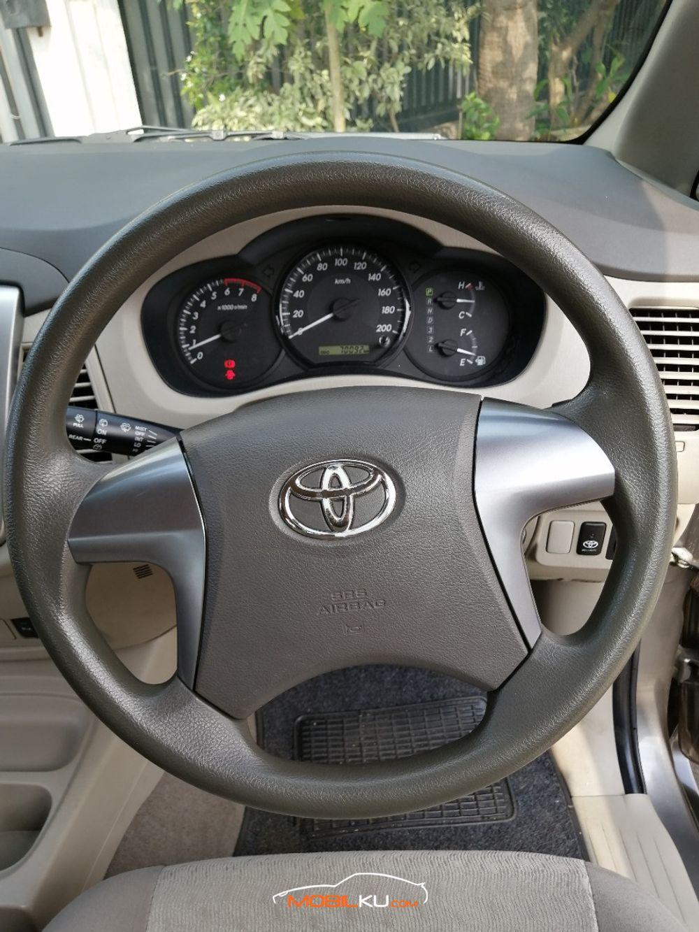Mobil Toyota Kijang Innova 2013