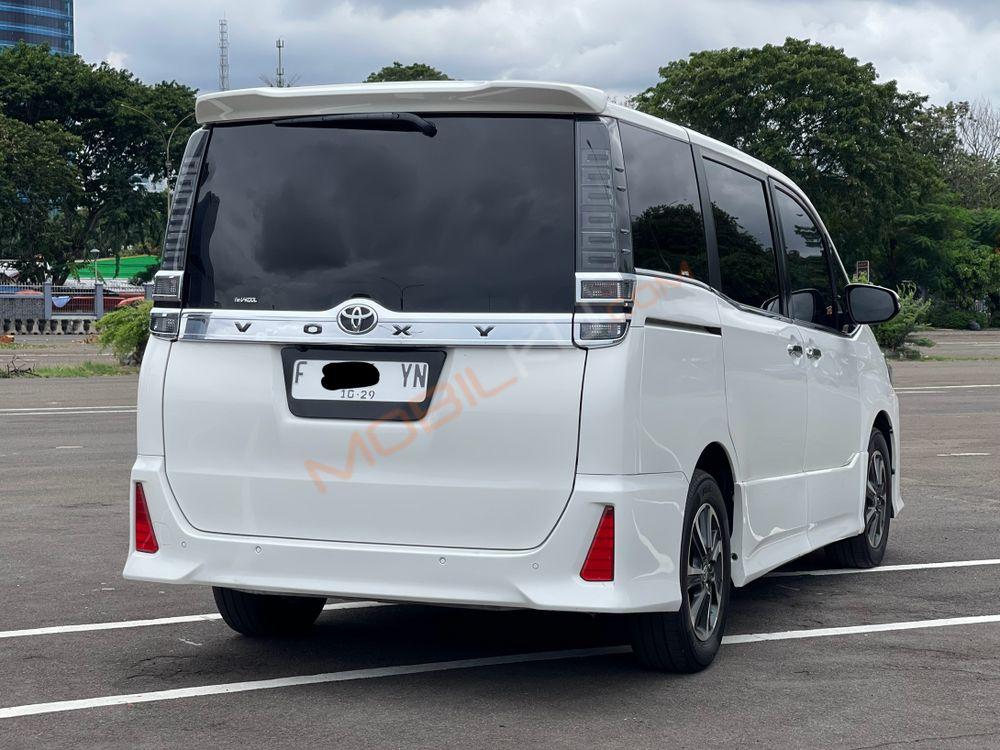 Mobil Toyota Voxy 2019