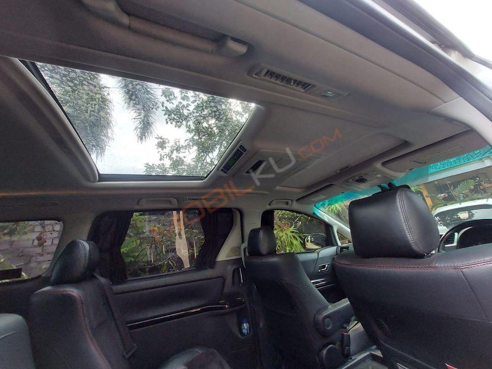 Mobil Toyota Vellfire 2013