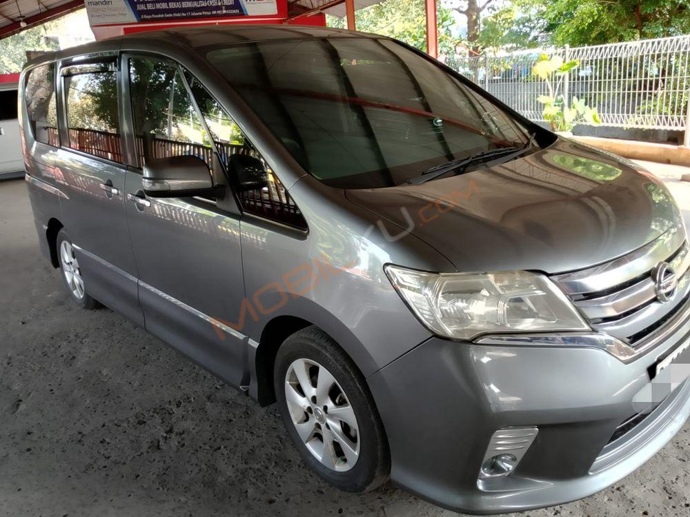 Mobil Nissan Serena 2014