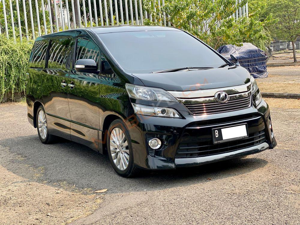 Mobil Toyota Vellfire 2013