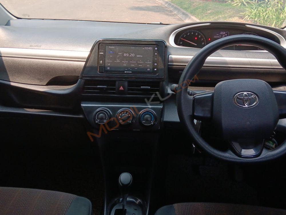 Mobil Toyota Sienta 2016