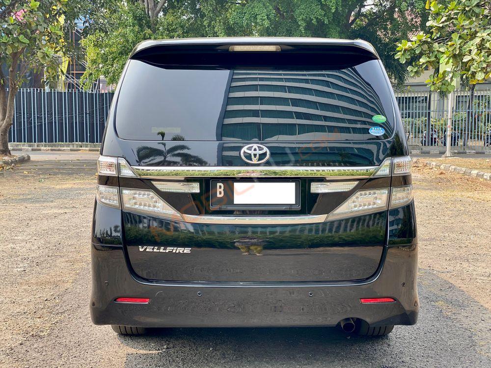 Mobil Toyota Vellfire 2013