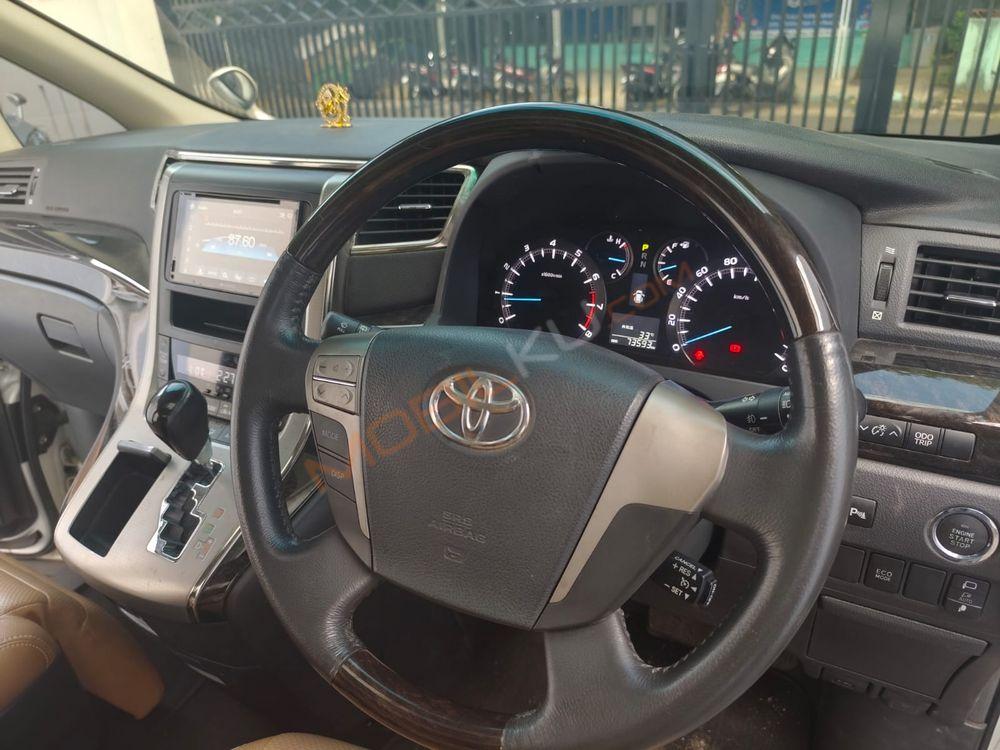Mobil Toyota Alphard 2012
