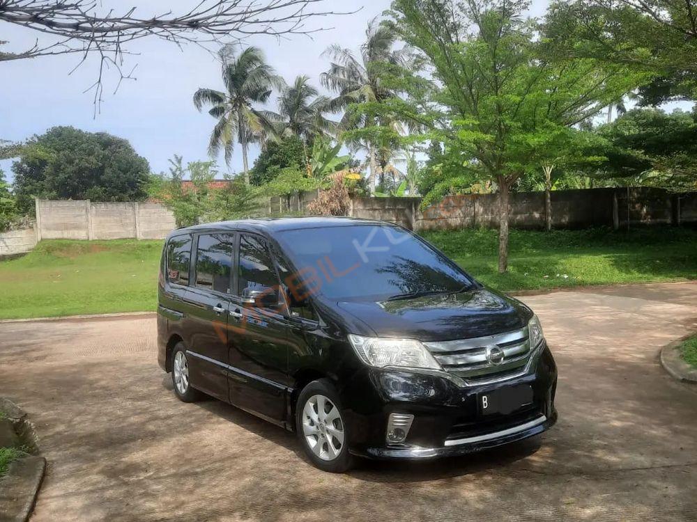 Mobil Nissan Serena 2014